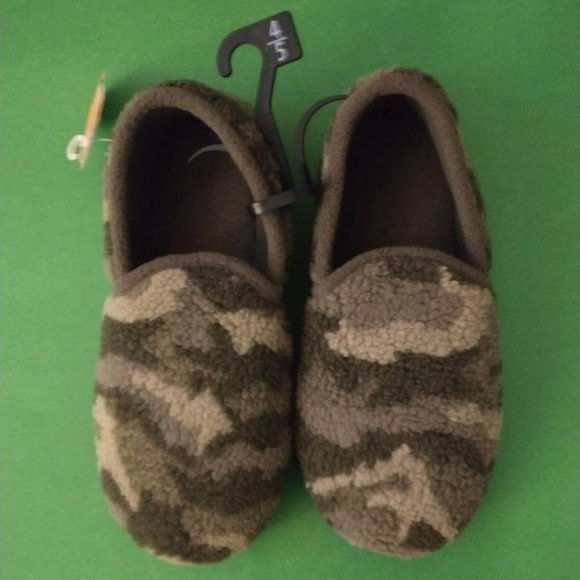 wonder nation Other - Wonder Nation kids Youth green camo slipper shoes size 4/5